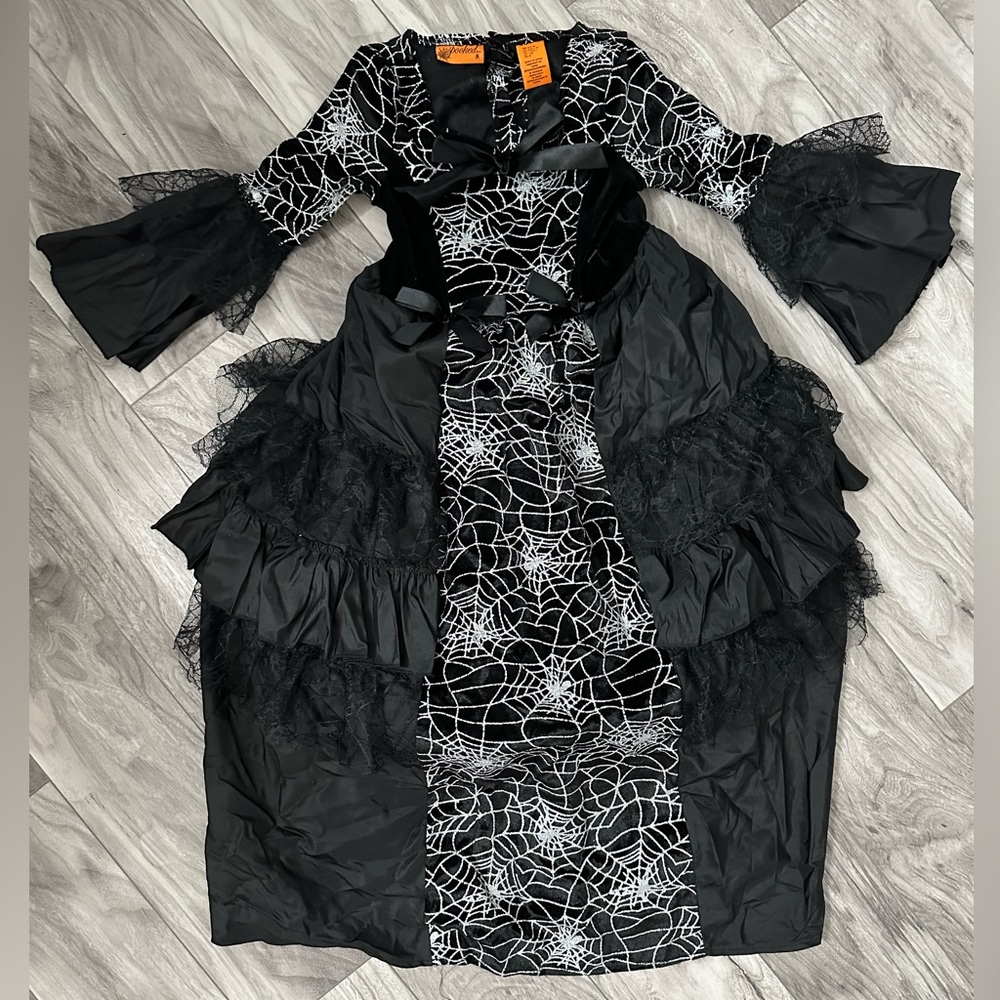 BEAUTIFUL glittery spider-web dress! Girls size small (7-8)